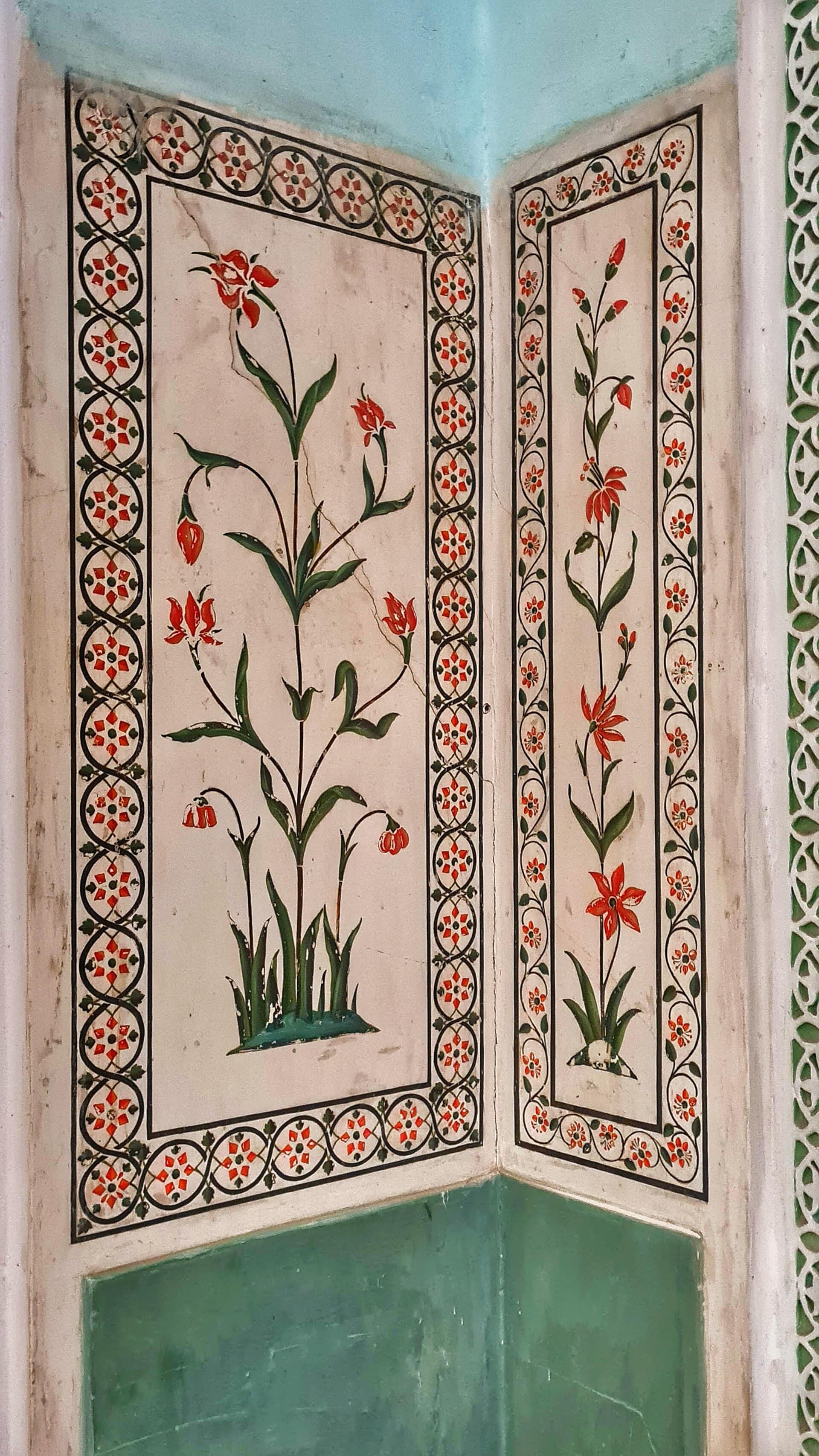 Floral pietra dura marble inlay set with semi-precious stones